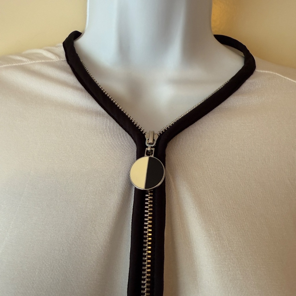Chico's size 2 Traveler Collection Top (Large/12) - Picture 2 of 9
